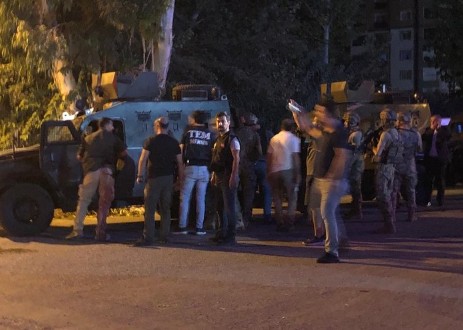 Mersin'de polisevine kalleş saldırı! 2 polis yaralandı...